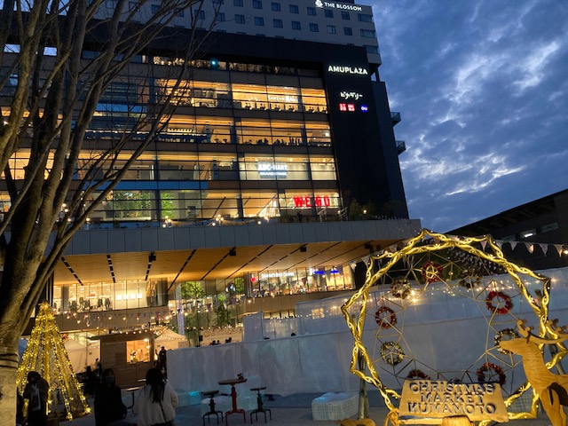 熊本駅に行ってきました。クリスマスマーケットが開催中できれいでした。